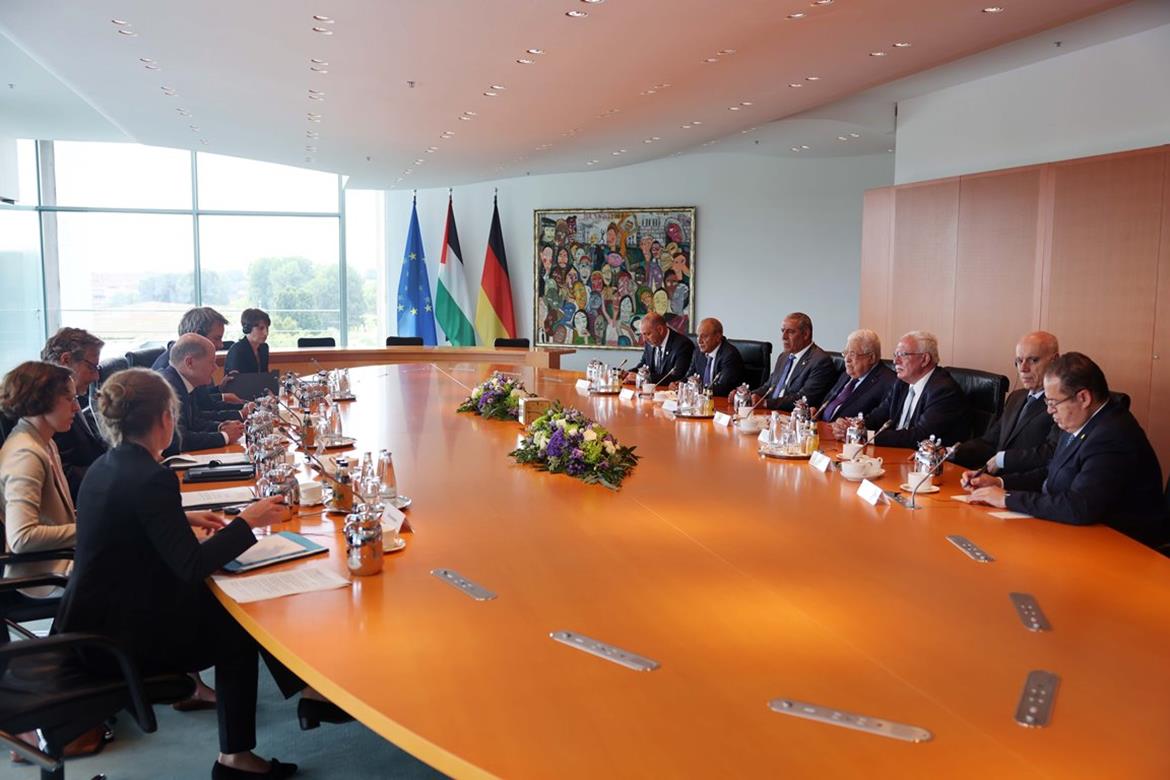 الرئيس محمود عباس خلال اجتماعه مع المستشار الألماني أولاف شولتس (عدسة: ثائر غنايم)